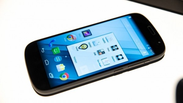smartphone 15 trieu - Ra mắt Yotaphone 2- chiếc điện thoại thông minh 2 màng hình 18,5 triệu