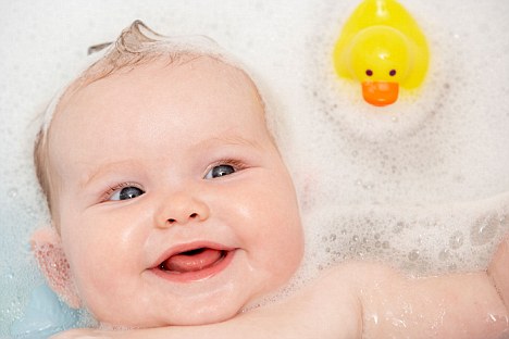 Những nguyên tắc cần biết khi tắm cho trẻ sơ sinh