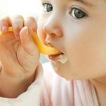 tac dung vang sua chua cho be 150x150 - Những thực phẩm có thể gây hại cho bé dưới 1 tuổi
