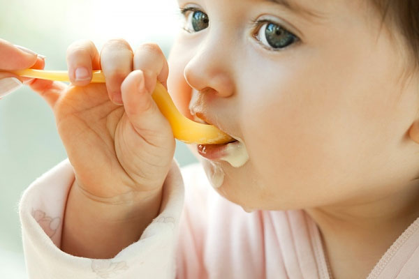 tac dung vang sua chua cho be - Cách làm sữa chua cho bé ăn ngon miệng, bổ dưỡng mỗi ngày