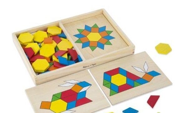 Bé có thể nhận biết và phân biệt các hình khi chơi với đồ chơi hình khối