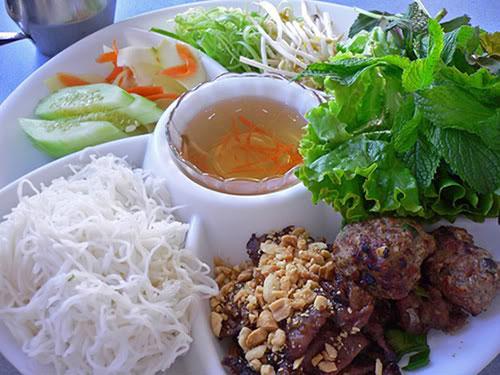 banh uot thit nuong kim long bieu trung cho ve dep am thuc hue 1 - Bánh ướt thịt nướng Kim Long - biểu trưng cho vẻ đẹp ẩm thực Huế