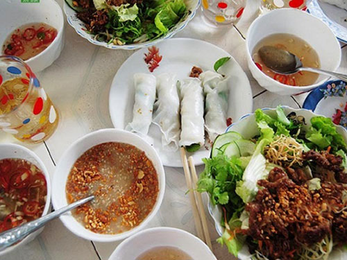 banh uot thit nuong kim long bieu trung cho ve dep am thuc hue 2 - Bánh ướt thịt nướng Kim Long - biểu trưng cho vẻ đẹp ẩm thực Huế