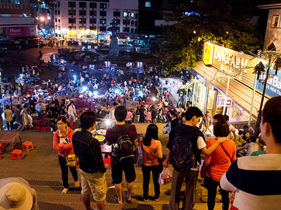 cho dem da lat thien duong am thuc va len 1 - Chợ đêm Đà Lạt: Thiên đường ẩm thực và len