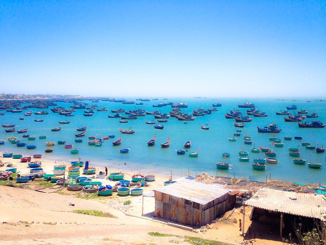 view chiec thuyen ngoai xa day tho mong - Top 10 địa điểm chụp ảnh đẹp nhất ở Phan Thiết