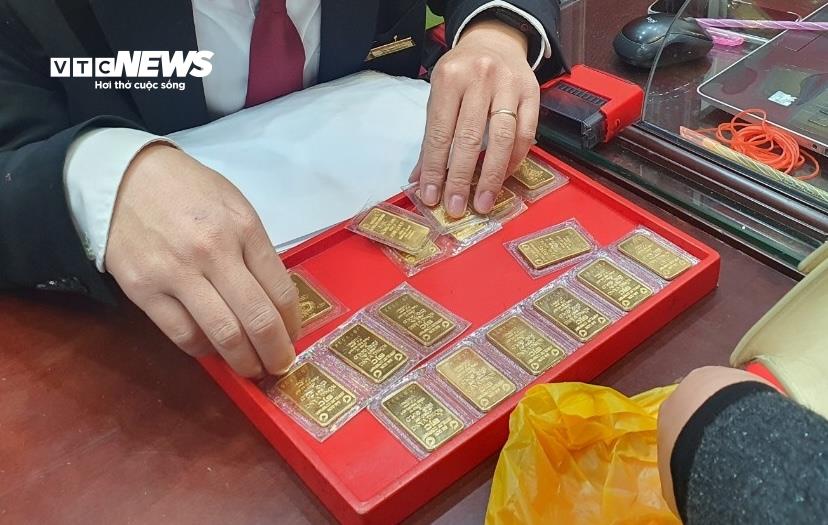 Giá Vàng SJC Hôm Nay Rơi Tự Do, Nhà Đầu Tư “Chóng Mặt”