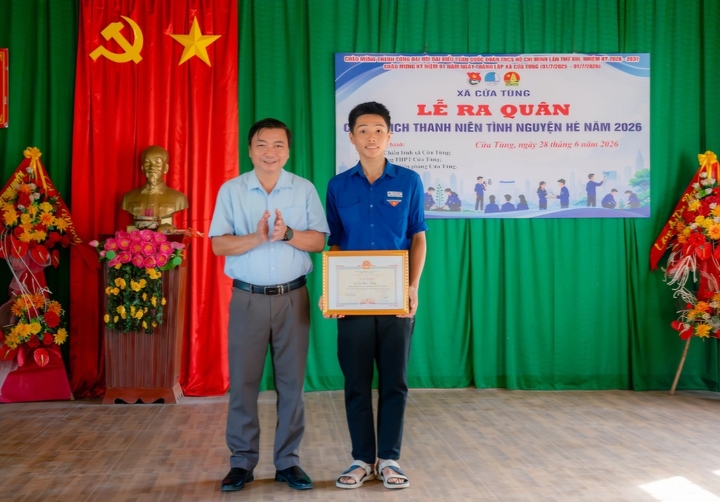 Khen thưởng nam sinh lớp 12 liều mình lao xuống biển cứu bé gái bị sóng cuốn