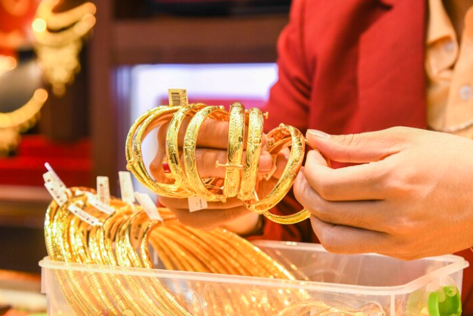 Giá vàng hôm nay 15/6: Tăng mạnh, tiến gần 4.300 USD/ounce