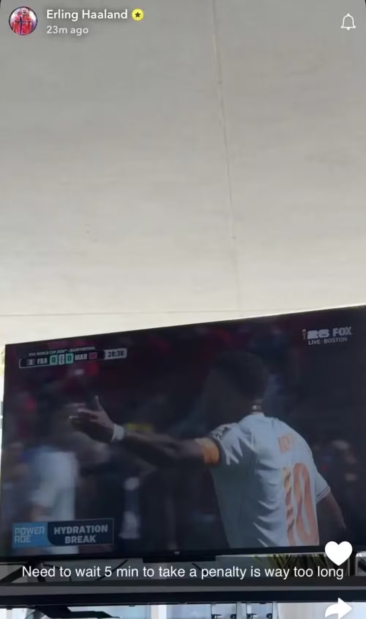 Haaland xem Mbappe đá hỏng phạt đền, phàn nàn 1 chi tiết