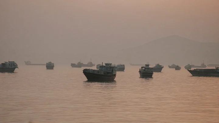 Hai tàu chở dầu phát nổ ở Hormuz, xung đột Mỹ – Iran thêm nóng