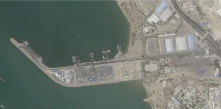 Iran tuyên bố đóng cửa eo biển Hormuz cho đến khi có thông báo mới