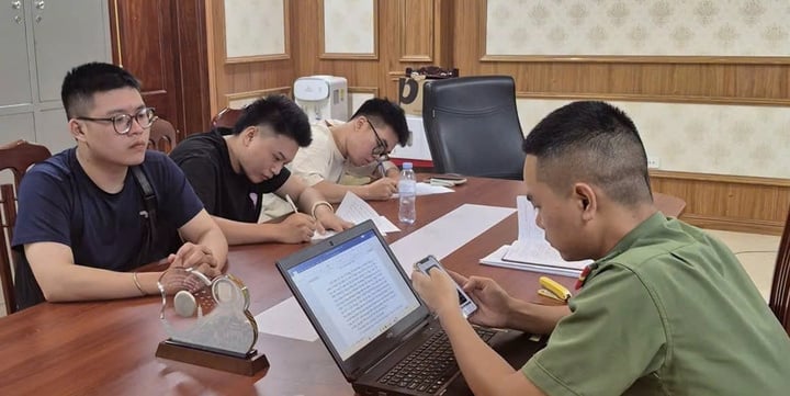 Công an làm việc với 3 thanh niên cợt nhả chương trình ‘Sao sáng dẫn đường’