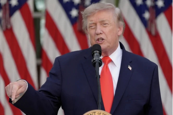 Ông Trump tuyên bố tái áp đặt lệnh phong tỏa tàu của Iran tại Hormuz