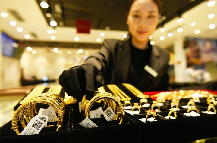 Giá vàng hôm nay 18/8: Tăng mạnh, vượt 4.400 USD/ounce